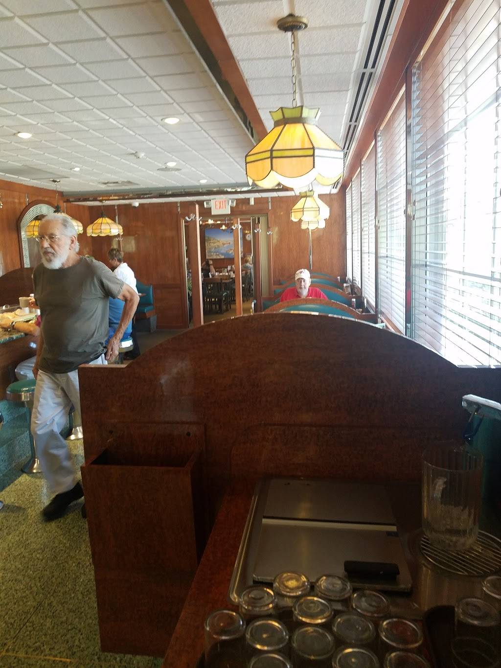 Deluxe Restaurant | restaurant | 2295 Lancaster Pike, Shillington, PA 19607, USA | 6107752577 OR +1 610-775-2577