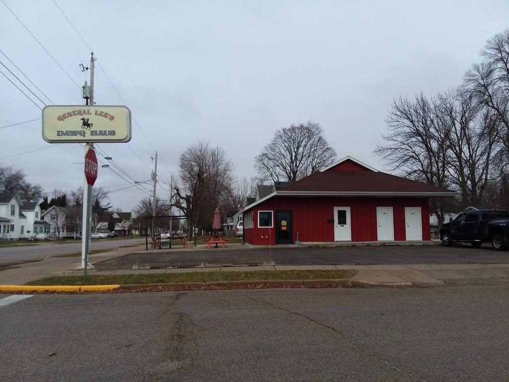 General Lees Dawg Haus | restaurant | 302 N High St, Randolph, WI 53956, USA | 9202533294 OR +1 920-253-3294