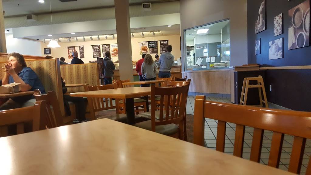 Brueggers Bagels | bakery | 1043 East Summit Ave, Oconomowoc, WI 53066, USA | 2625698043 OR +1 262-569-8043