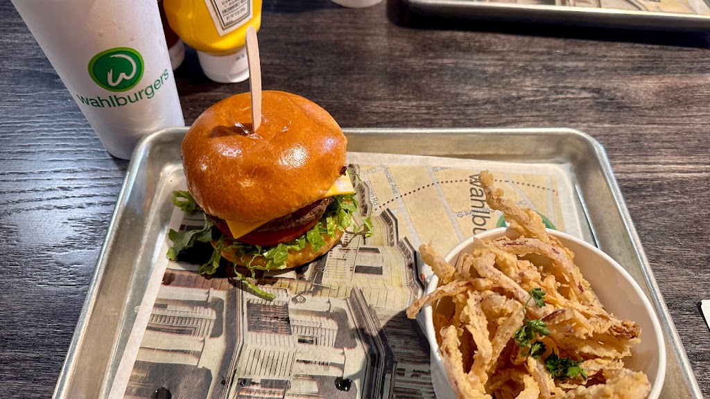 Wahlburgers | restaurant | 2500 Humes Rd, Janesville, WI 53545, USA | 6083716780 OR +1 608-371-6780