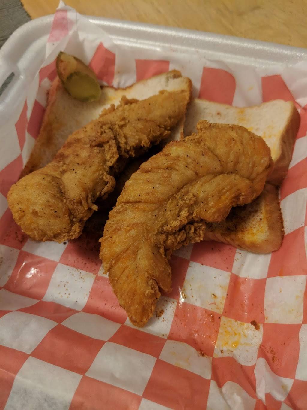 Helens Hot Chicken | restaurant | 886 Kraft St, Clarksville, TN 37040, USA | 9314948240 OR +1 931-494-8240