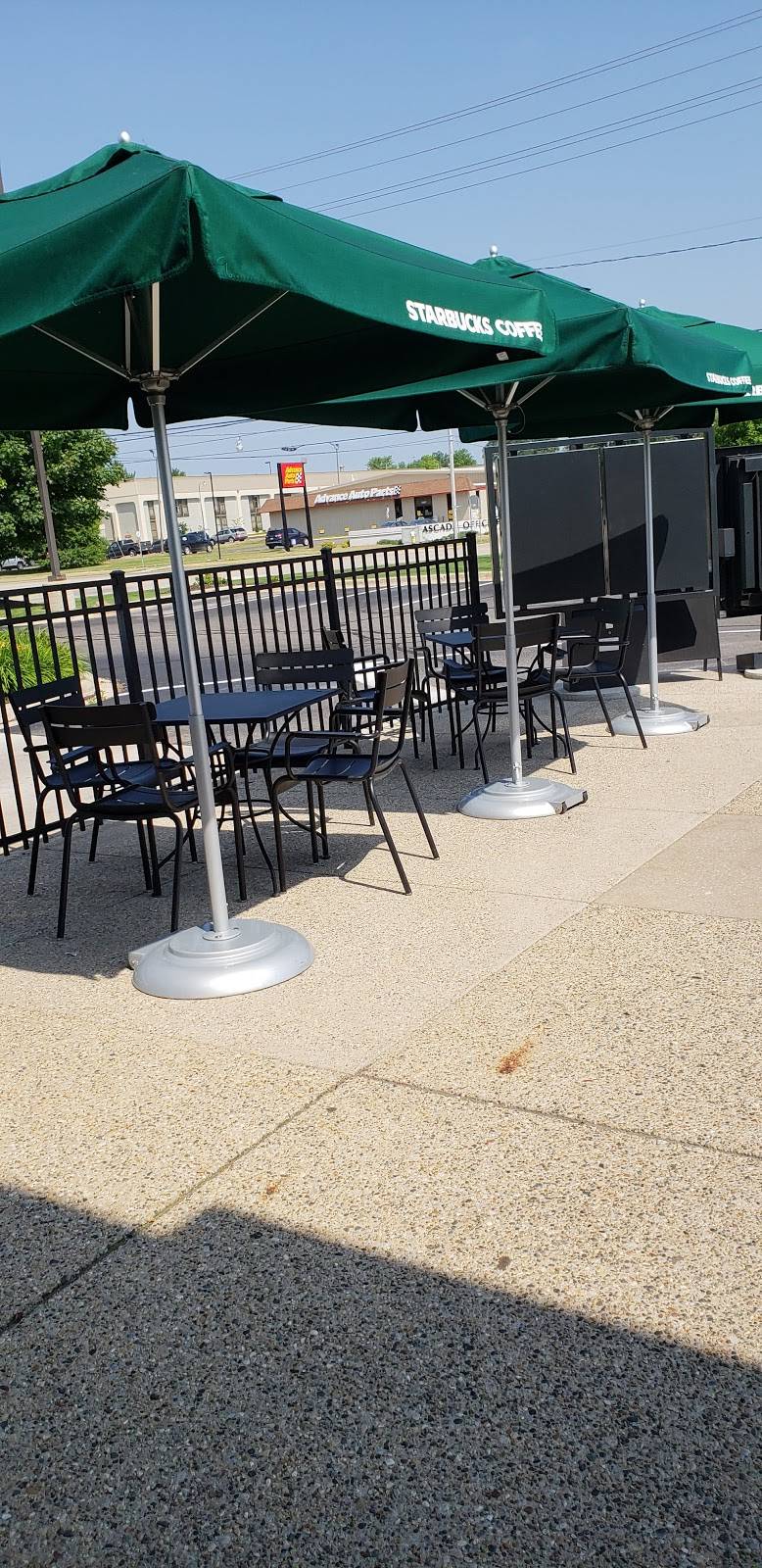 Starbucks | cafe | 5070 28th St SE Suite D, Grand Rapids, MI 49512, USA | 6169750805 OR +1 616-975-0805