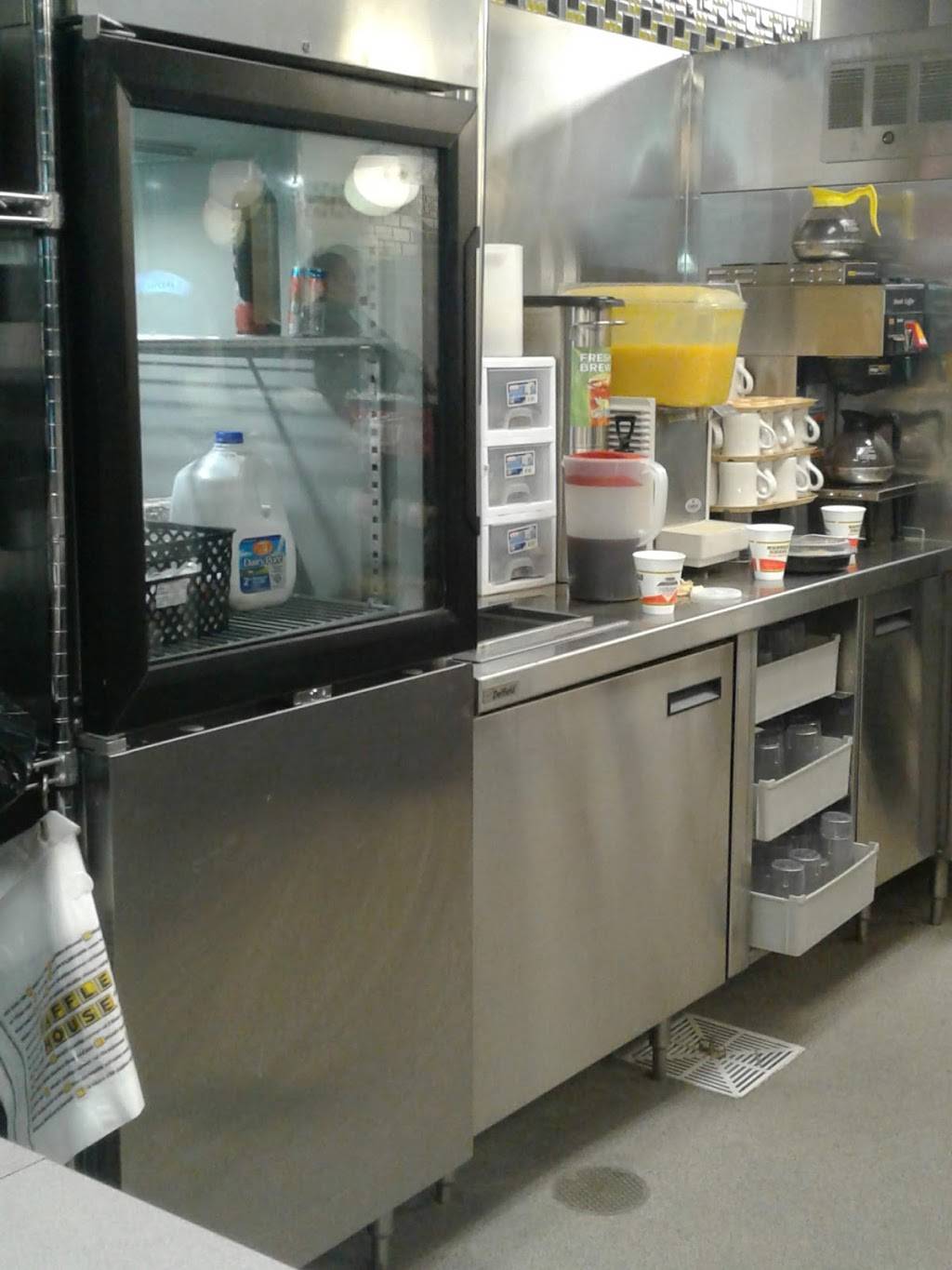 Waffle House Meal takeaway 3800 Flat Shoals Rd, Union City, GA