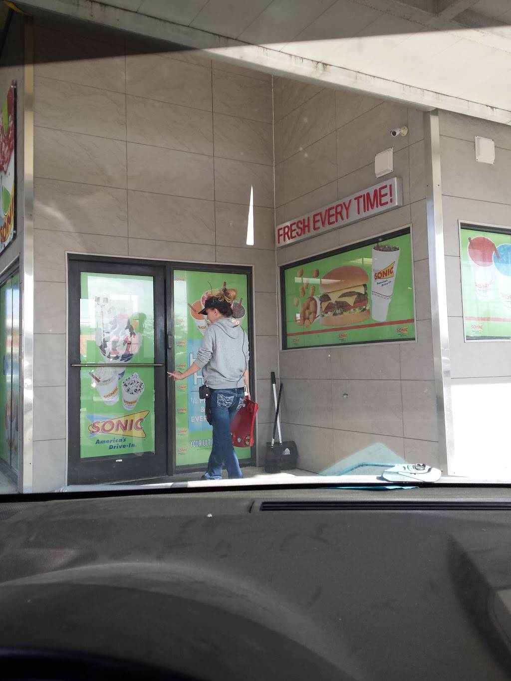Sonic Drive-In | restaurant | 19539 N, Alberta St, Oneida, TN 37841, USA | 4235699338 OR +1 423-569-9338