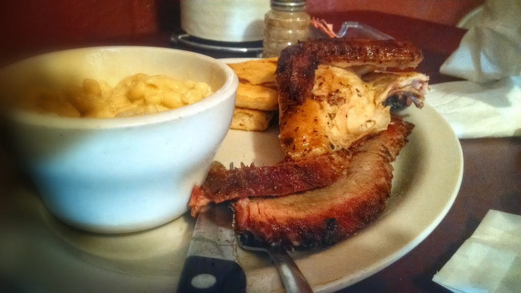 Tuckers BBQ | restaurant | 200 S 16th St, Raymondville, TX 78580, USA | 9566992259 OR +1 956-699-2259