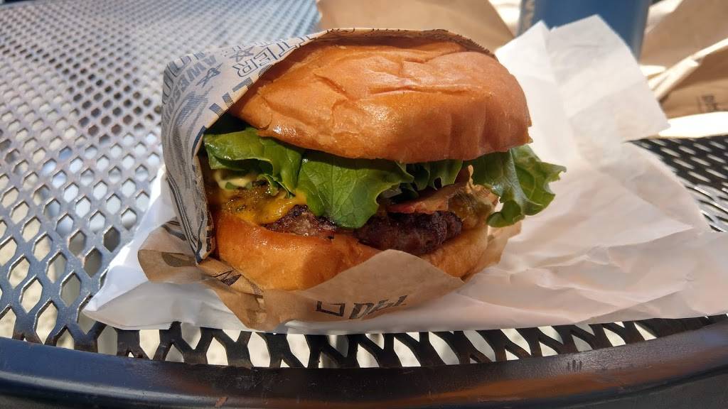 Teddys Bigger Burgers | meal takeaway | 7192 Kalanianaʻole Hwy E124, Honolulu, HI 96825, USA | 8083949100 OR +1 808-394-9100