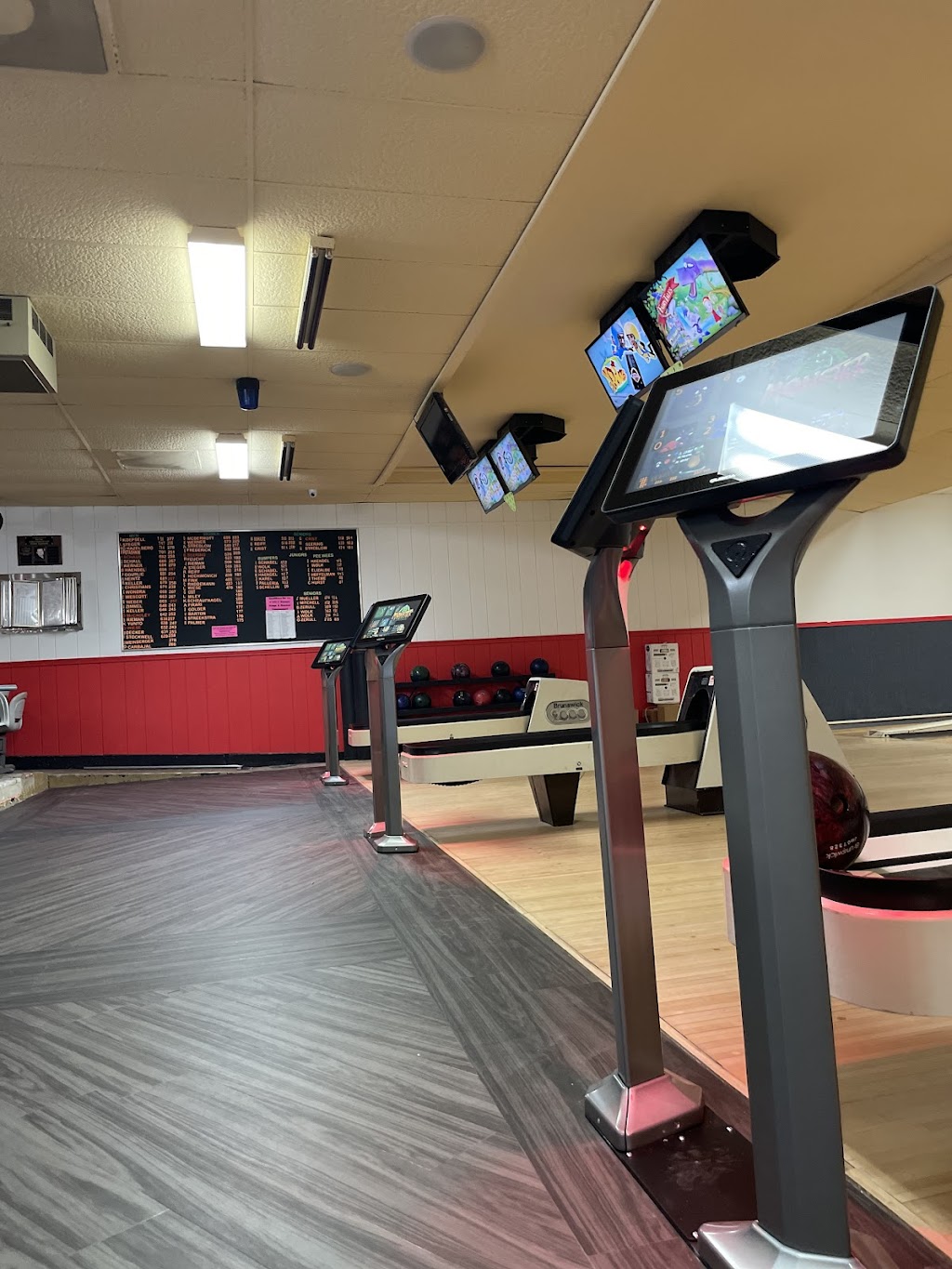 Cardinal Lanes Mayville | restaurant | 31 N Main St, Mayville, WI 53050, USA | 9203873915 OR +1 920-387-3915