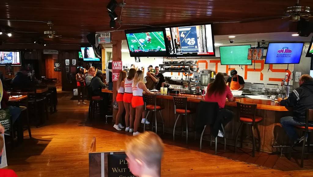 Hooters | 110 E Kimberly Rd, Davenport, IA 52806, USA