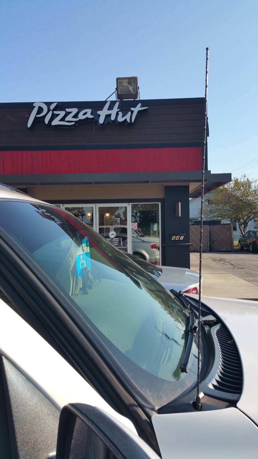 Pizza Hut | meal takeaway | 641 N Willow Ave, Cookeville, TN 38501, USA | 9313727277 OR +1 931-372-7277