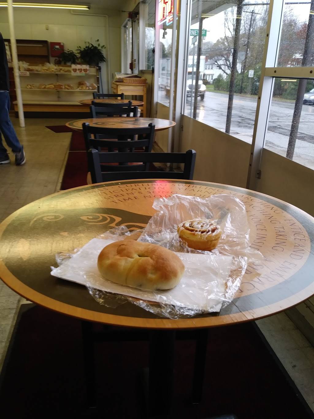 Crugnale Bakery | bakery | 237 Newman Ave, Rumford, RI 02916, USA | 4014353037 OR +1 401-435-3037