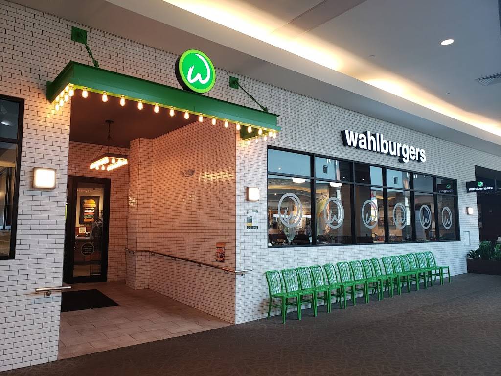 Wahlburgers | restaurant | 5065 Main St, Trumbull, CT 06611, USA | 2033715386 OR +1 203-371-5386