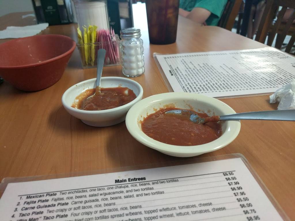 Sylvias Mexican Restaurant | restaurant | 617 TX-123, Stockdale, TX 78160, USA | 8309963233 OR +1 830-996-3233