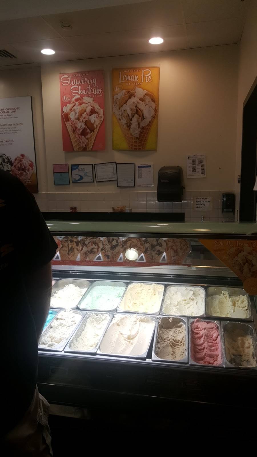 Cold Stone Creamery | bakery | 1000 Chapel View Blvd Ste 134, Cranston, RI 02920, USA | 4019431172 OR +1 401-943-1172