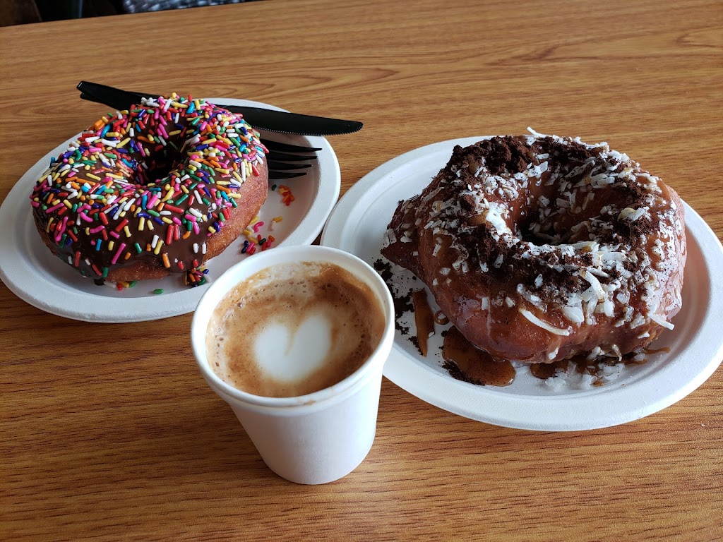 Benchwarmers Coffee & Doughnuts | cafe | 400 Penn Ave, West Reading, PA 19611, USA | 6103742326 OR +1 610-374-2326
