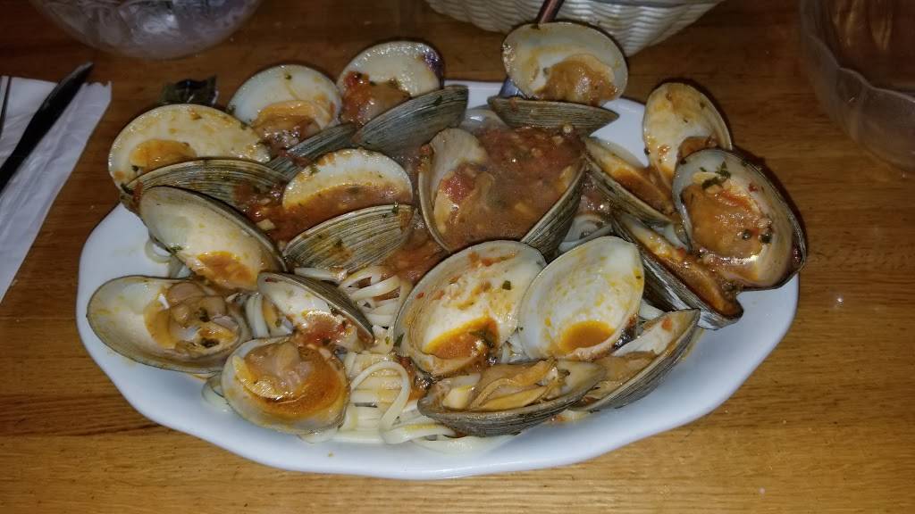 Franco Giannis Restaurant & Pizza | restaurant | 8 Broadway, Trumbull, CT 06611, USA | 2032681616 OR +1 203-268-1616