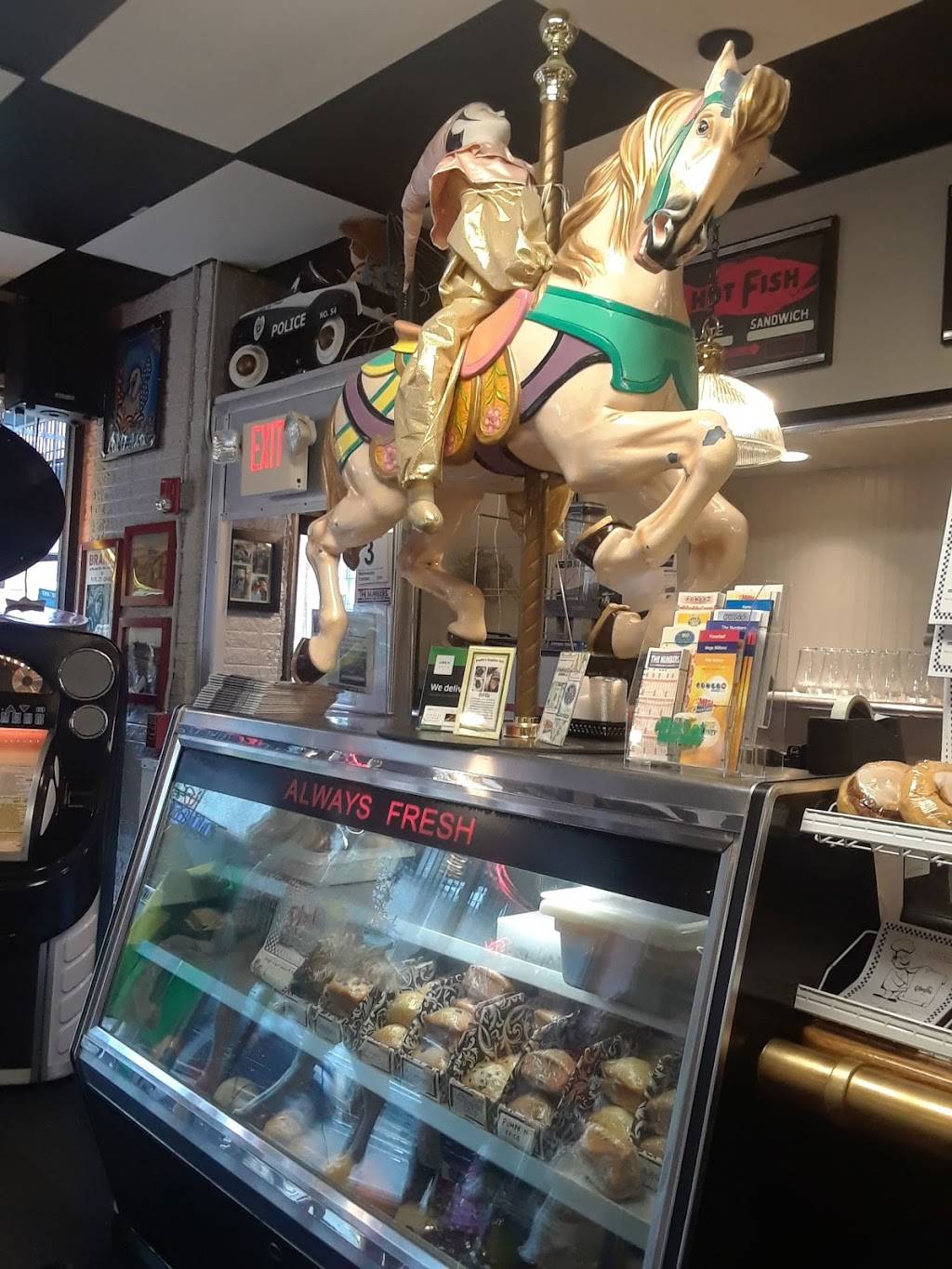 Plouffes Diner & Pub | restaurant | 267 Main St, Pawtucket, RI 02860, USA | 4017220890 OR +1 401-722-0890