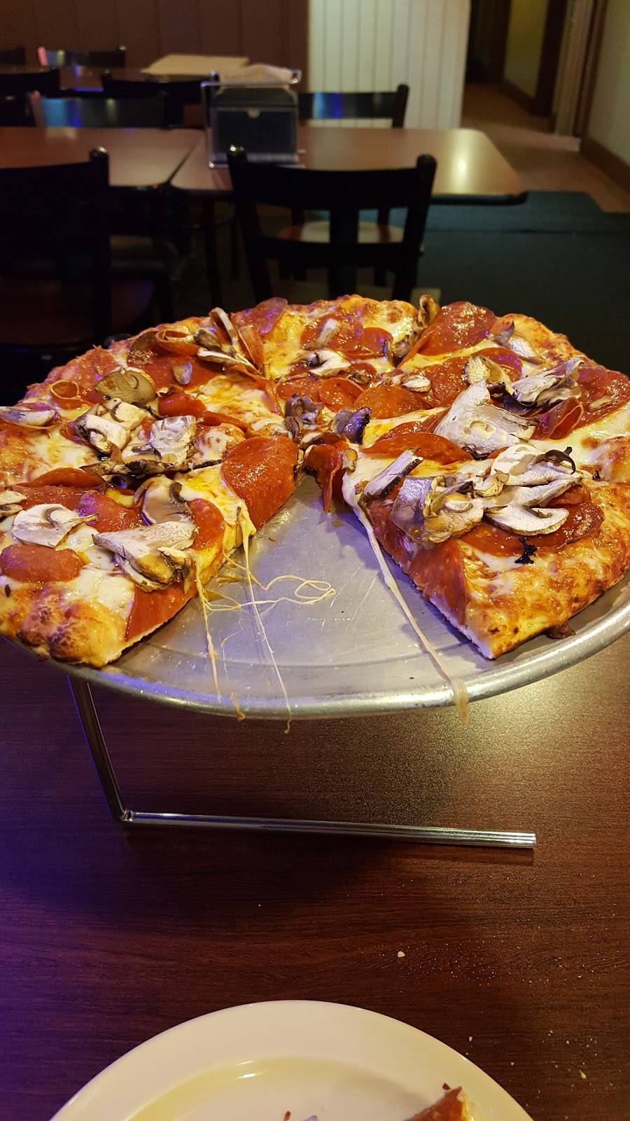 Round Table Pizza | meal delivery | 1175 Lincoln Ave, San Jose, CA 95125, USA | 4082954644 OR +1 408-295-4644