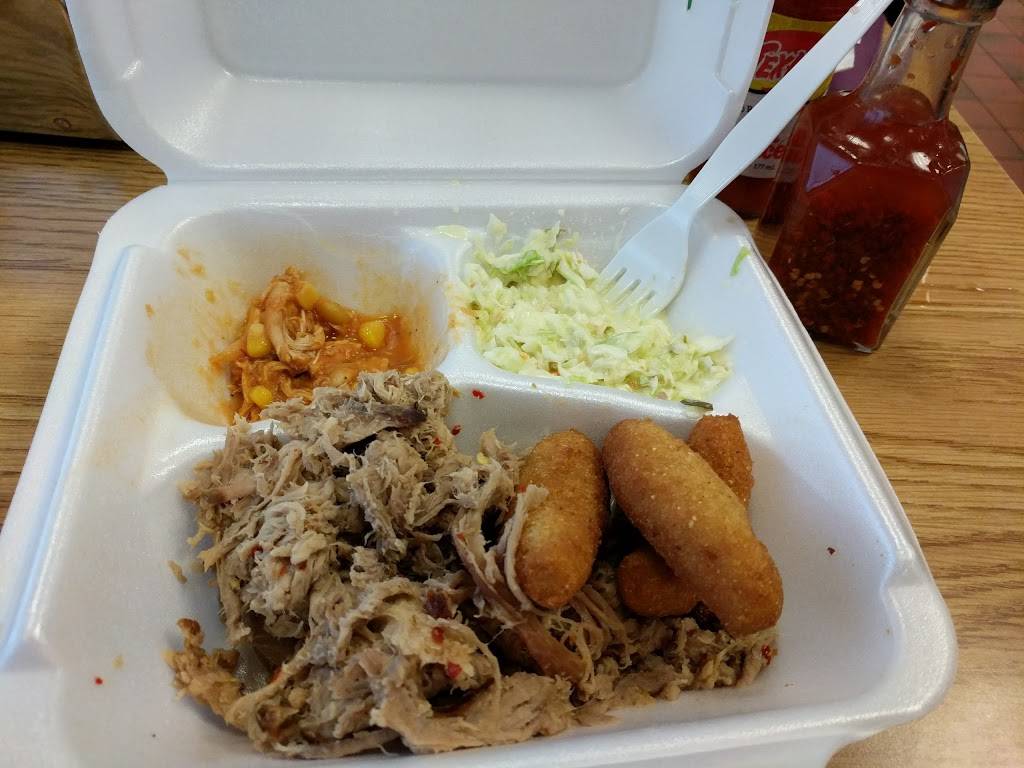 Smithfields Chicken N Bar-B-Q | restaurant | 7300 Market St, Wilmington, NC 28405, USA | 9106864175 OR +1 910-686-4175