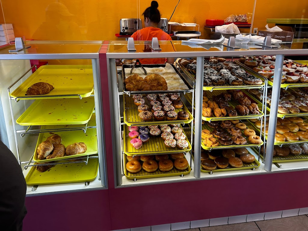 Pams Donuts and Frozen Yogurt | bakery | 510 Hacienda Dr #109, Vista, CA 92081, USA | 7609401989 OR +1 760-940-1989