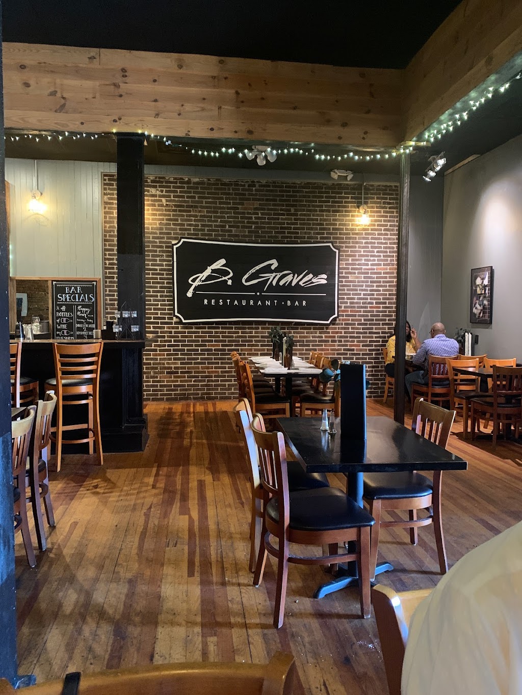 B Graves - Restaurant | 65 W Ct Square, Troy, AL 36081, USA