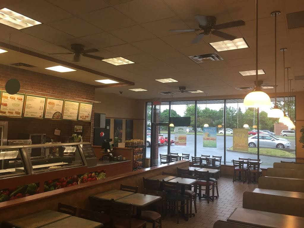 Subway | restaurant | 3772 Boulevard Saint-Charles, Kirkland, QC H9H 3C3, Canada | 5146930235 OR +1 514-693-0235