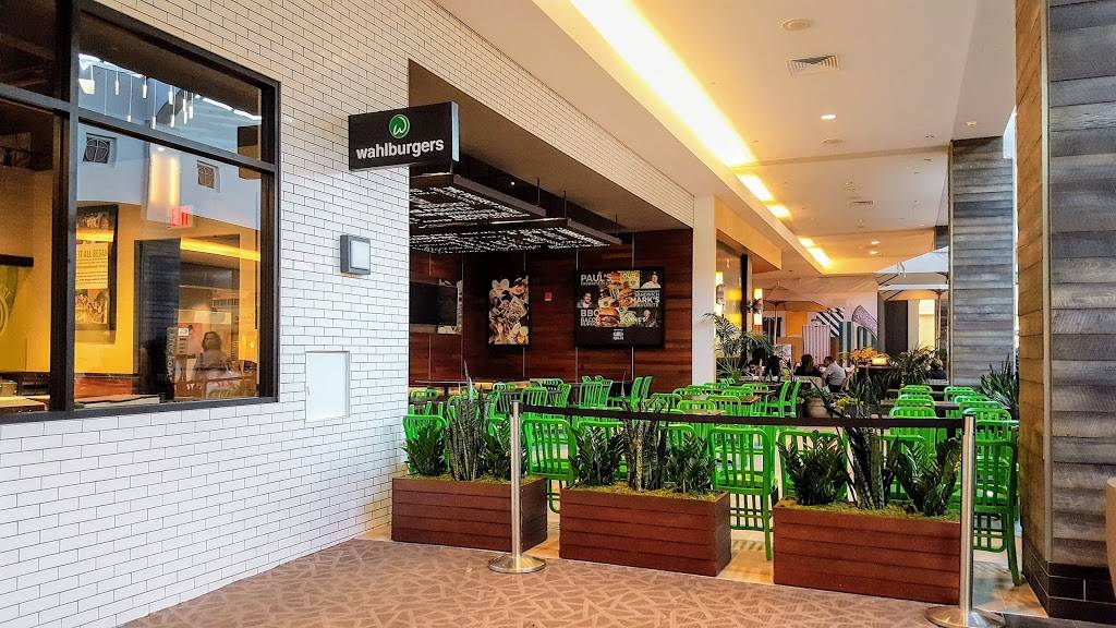 Wahlburgers | restaurant | 5065 Main St, Trumbull, CT 06611, USA | 2033715386 OR +1 203-371-5386