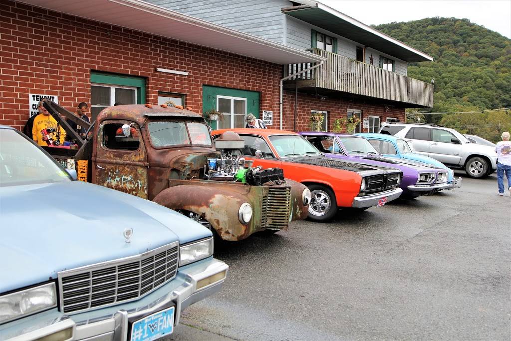 KC's Dawg & Burger Haus 9 Market St, Peterstown, WV 24963, USA