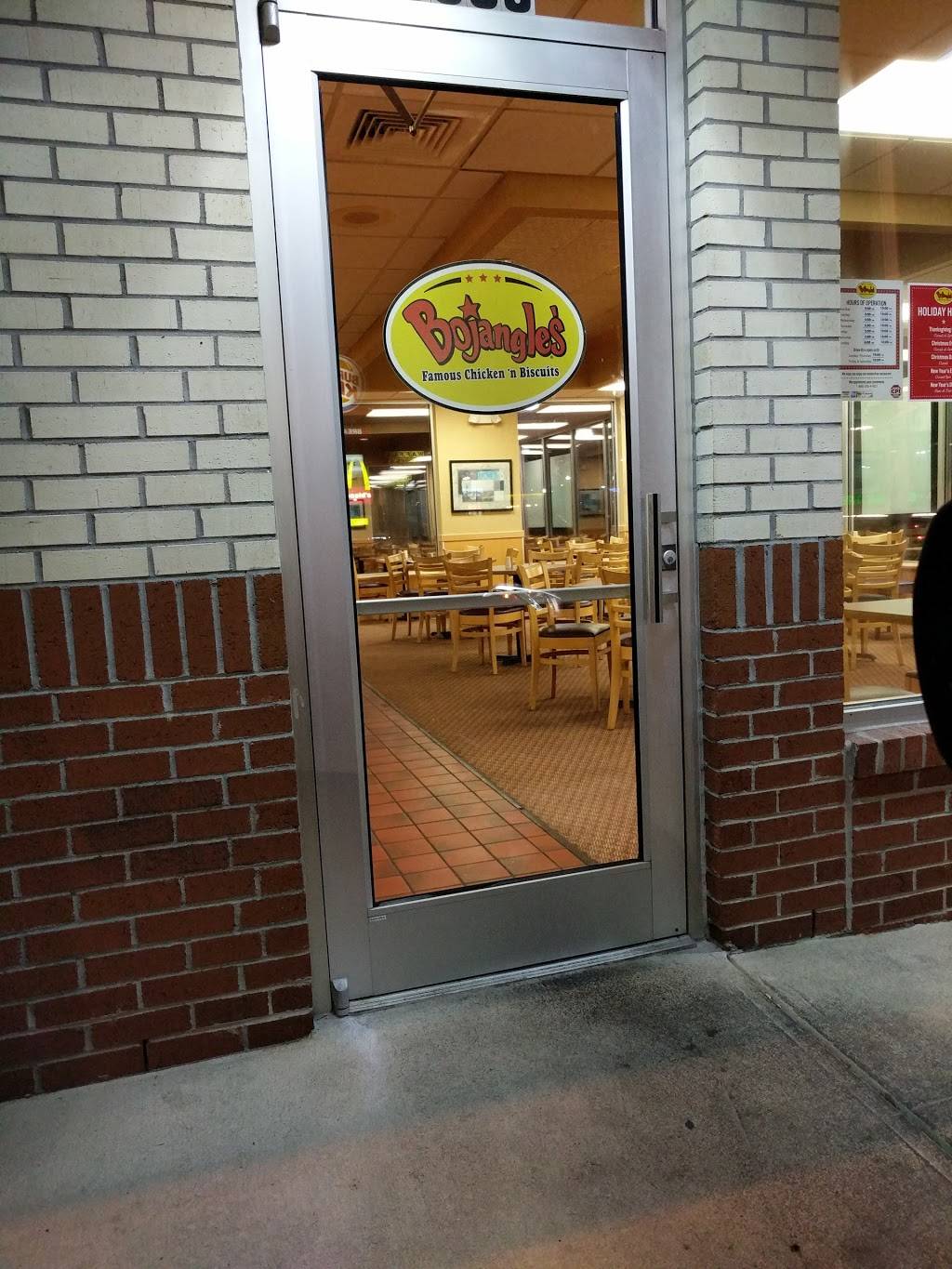 Bojangles Famous Chicken n Biscuits | restaurant | 3008 N Main St, Hope Mills, NC 28348, USA | 9104238002 OR +1 910-423-8002