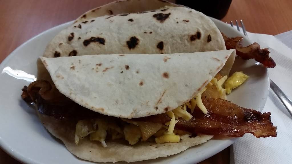 Sylvias Mexican Restaurant | restaurant | 617 TX-123, Stockdale, TX 78160, USA | 8309963233 OR +1 830-996-3233