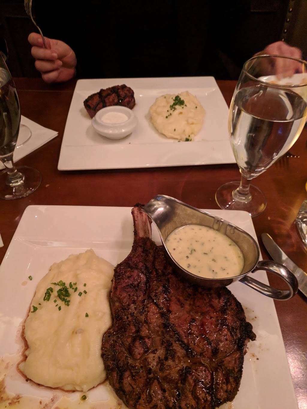 Bugattis Steak & Pasta | restaurant | 1 Ameristar Blvd, St Charles, MO 63301, USA | 6369404471 OR +1 636-940-4471
