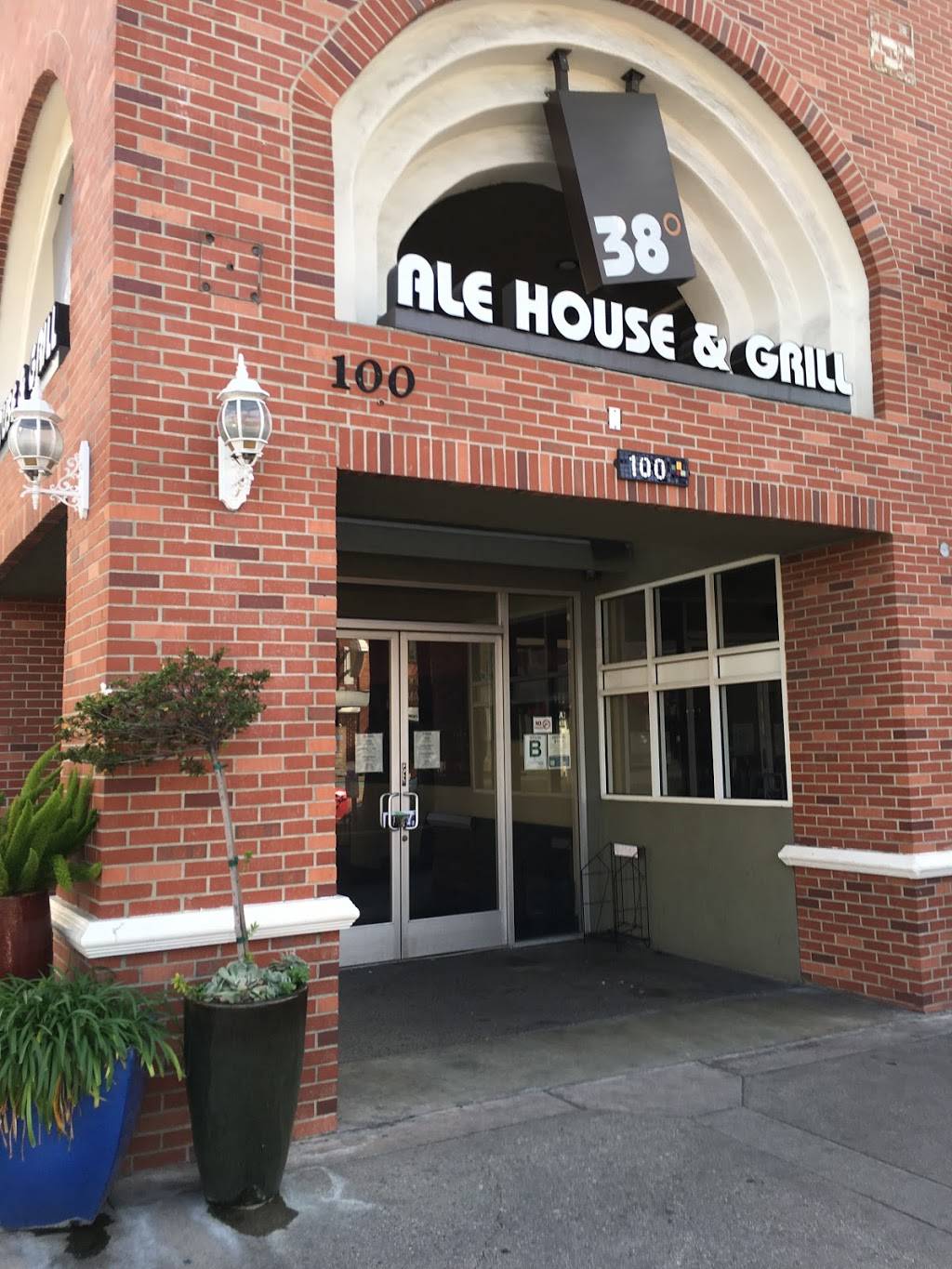 38 Degrees Ale House & Grill | restaurant | 100 W Main St, Alhambra, CA 91801, USA | 6262822038 OR +1 626-282-2038