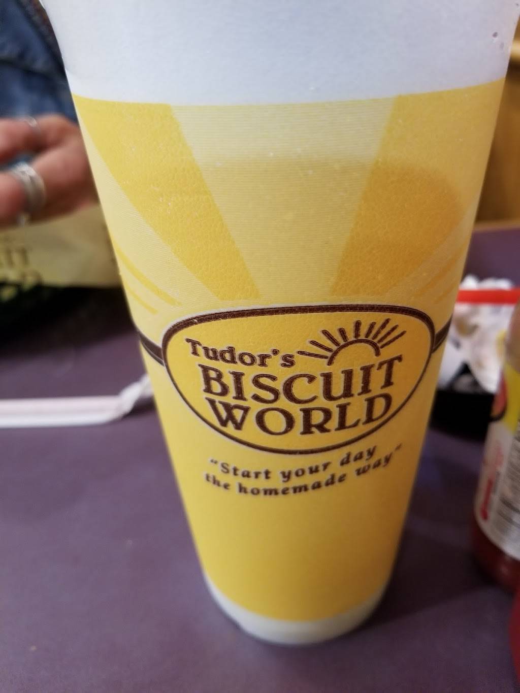 Tudors Biscuit World | restaurant | 4116 1st Ave, Nitro, WV 25143, USA | 3047552001 OR +1 304-755-2001