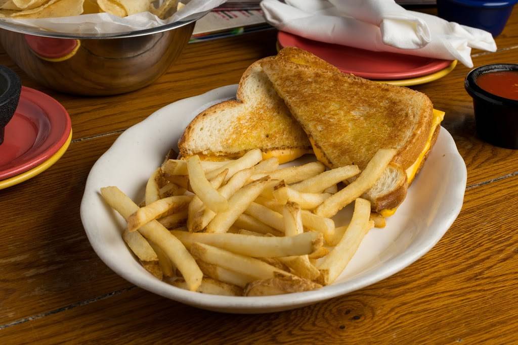La Hacienda | restaurant | 114 E Henderson St, Overton, TX 75684, USA | 9038343355 OR +1 903-834-3355