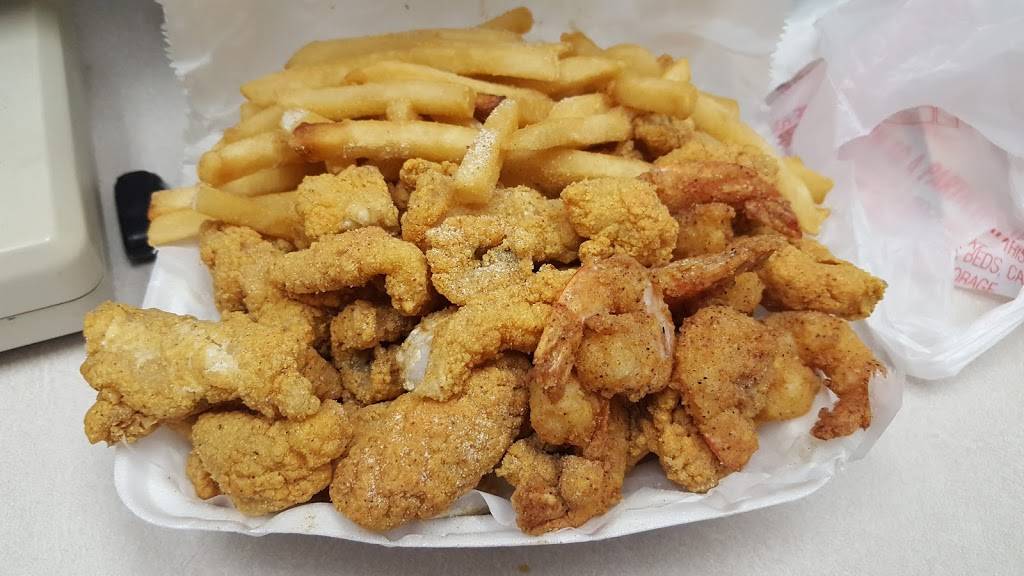 St.Louis Fish & Chicken Grill | 149 N Oaks Plaza, St. Louis, MO 63121, USA