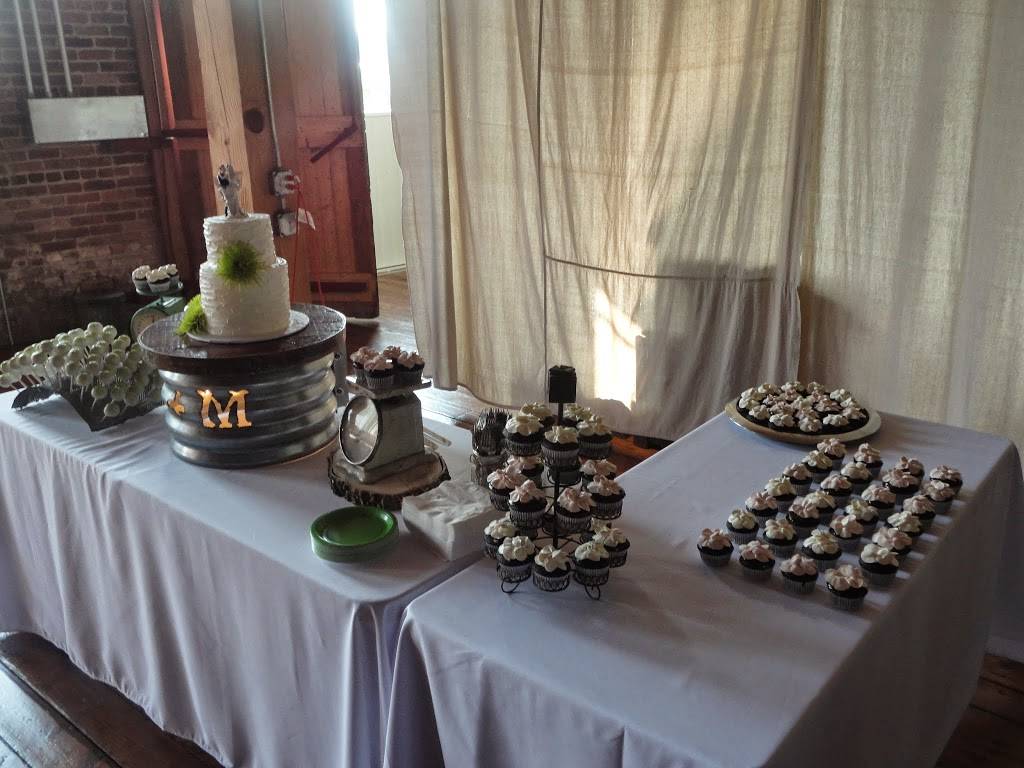 Country Store & Catering | restaurant | 456 N Main St, Sycamore, IL 60178, USA | 8158992333 OR +1 815-899-2333