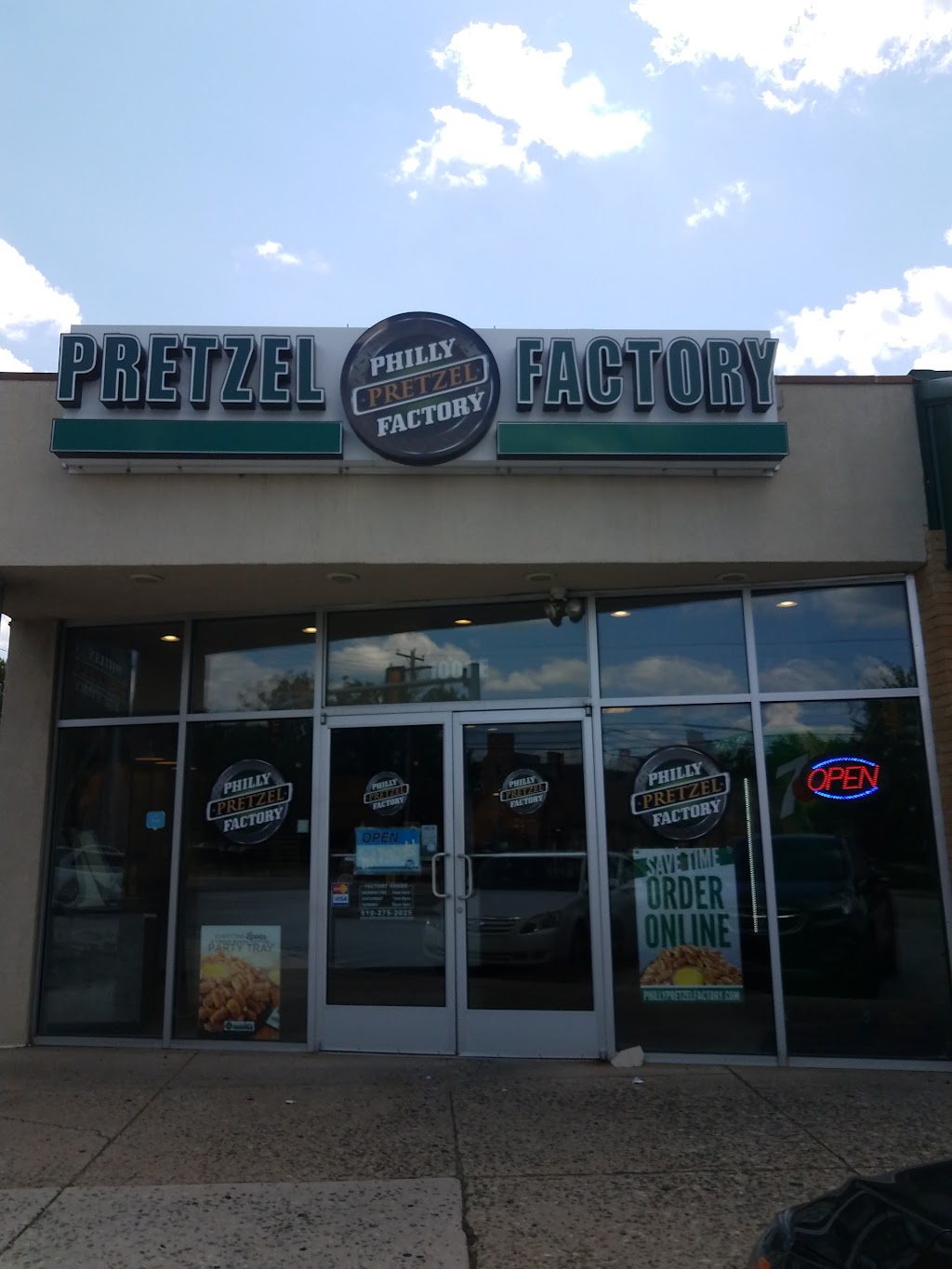 Philly Pretzel Factory | bakery | 1001 Germantown Pike, Plymouth Meeting, PA 19462, USA | 6102752025 OR +1 610-275-2025