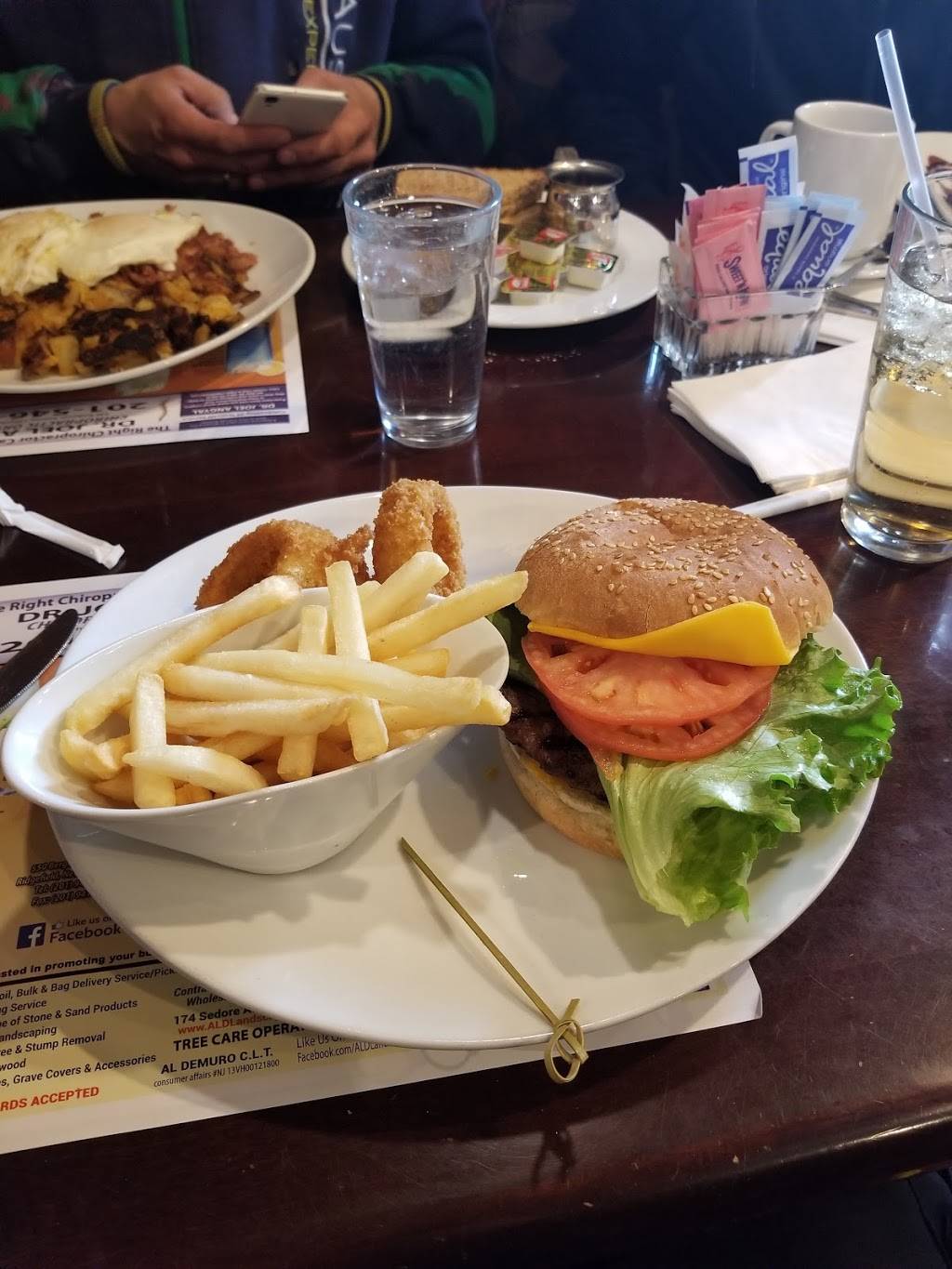 Gotham City Diner | meal takeaway | 550 Bergen Blvd, Ridgefield, NJ 07657, USA | 2019435664 OR +1 201-943-5664