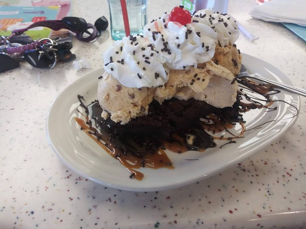 Friendly's - Restaurant | 1811 Boston Rd, Springfield, MA 01129, USA