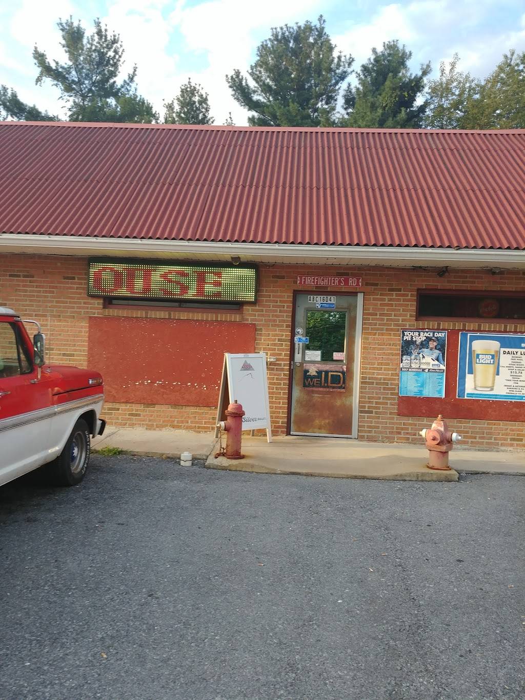 Ladder House Bar & Grill Inc | restaurant | 2209 Charles Town Rd, Martinsburg, WV 25405, USA | 3042672441 OR +1 304-267-2441
