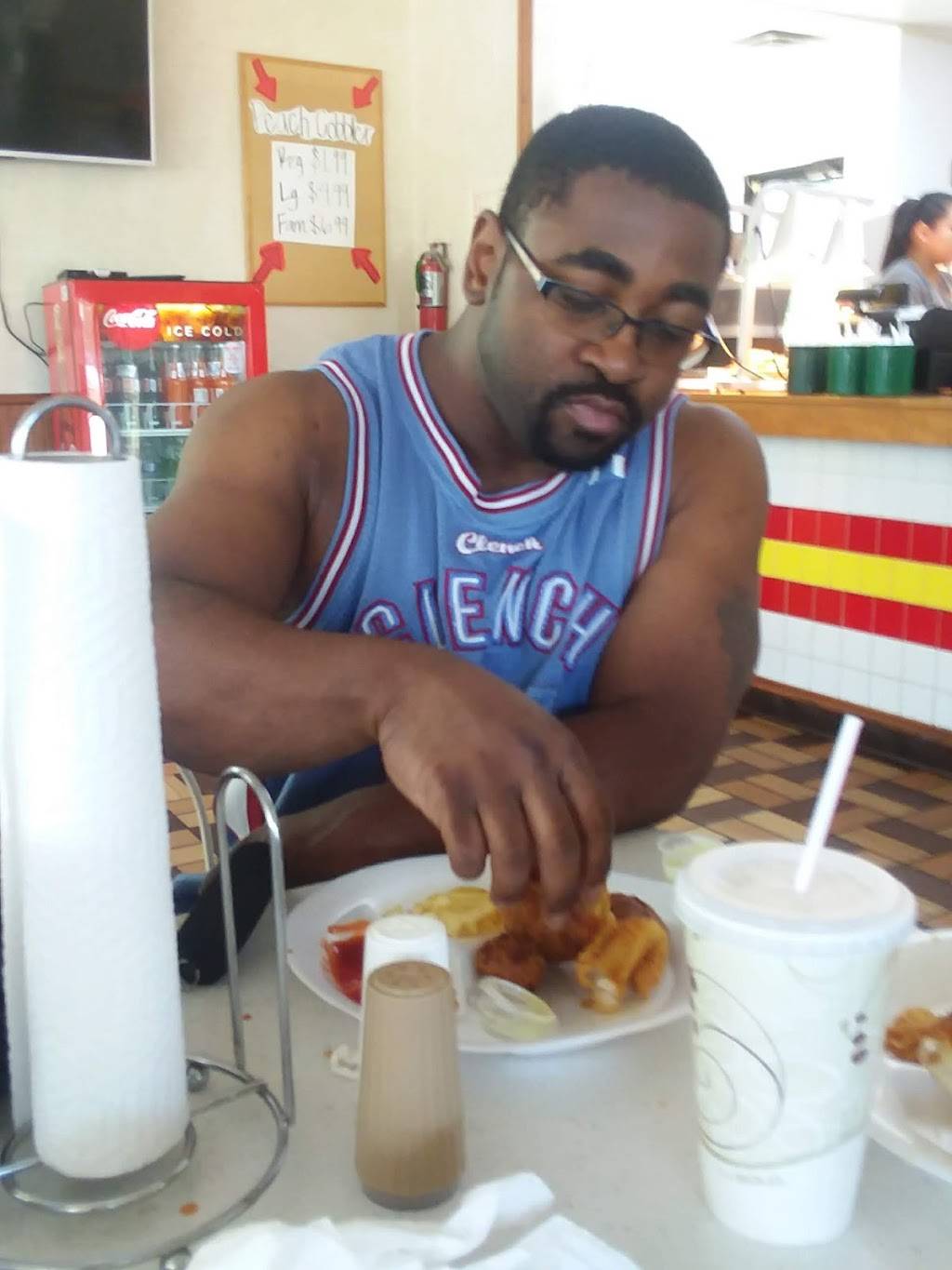 Julios Market Chicken & Fish | restaurant | 803 E Tyler St, Athens, TX 75751, USA | 9036771601 OR +1 903-677-1601