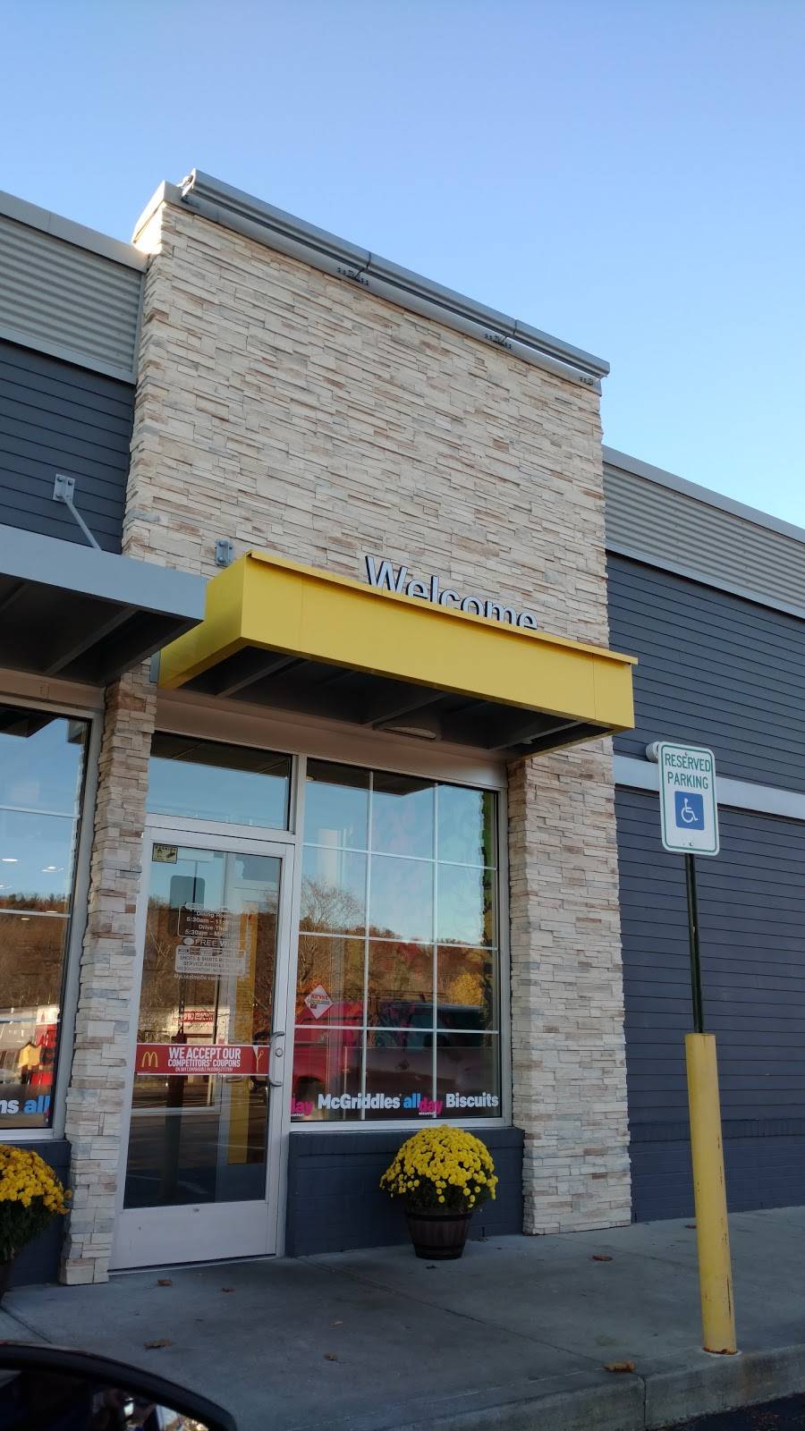 McDonalds | cafe | 72 Auburn St, Auburn, MA 01501, USA | 5088323744 OR +1 508-832-3744