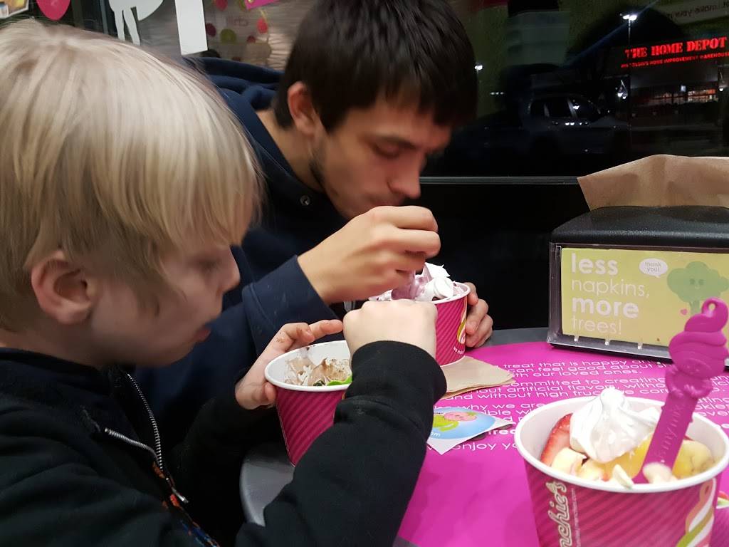 Menchies Frozen Yogurt | bakery | 4017 WI-28, Kohler, WI 53044, USA | 9204598580 OR +1 920-459-8580