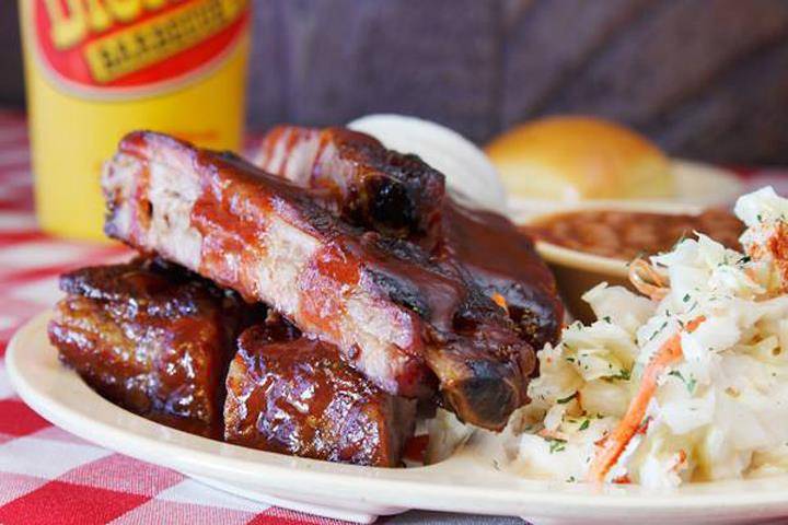 Dickeys Barbecue Pit | restaurant | 2345 Madison St, Clarksville, TN 37043, USA | 9313683030 OR +1 931-368-3030