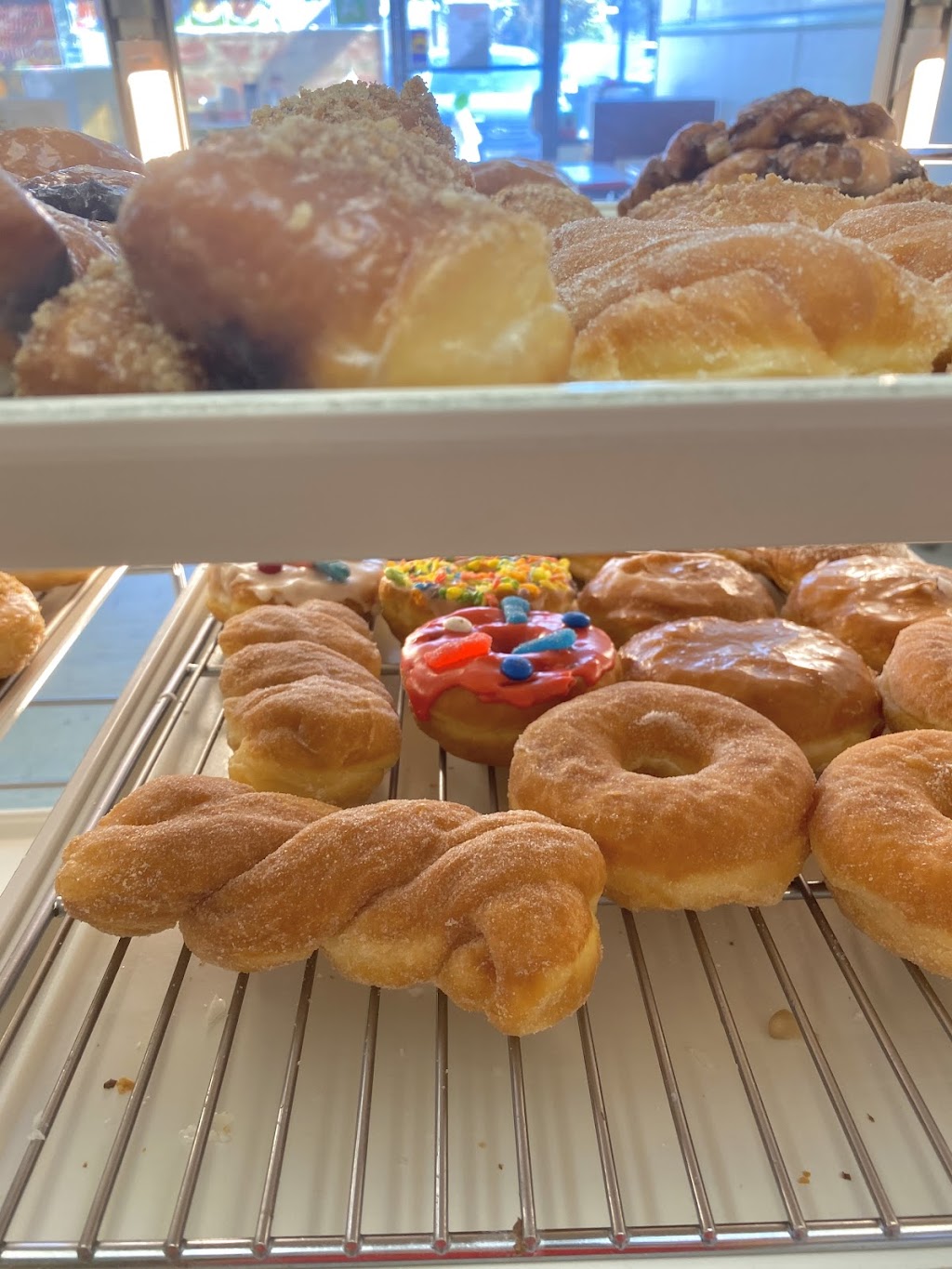 Donut Queen | bakery | 1431 W Arrow Hwy, San Dimas, CA 91773, USA | 9095923010 OR +1 909-592-3010