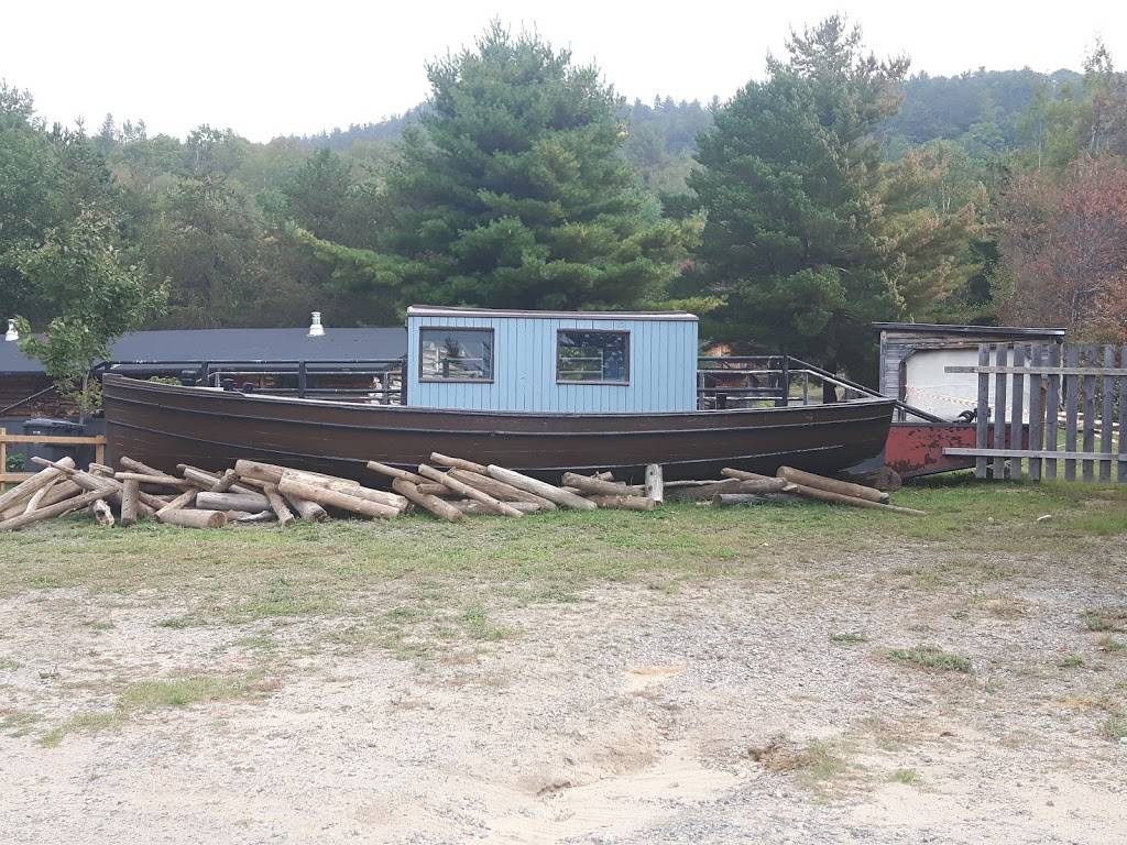 Village du Bucheron | restaurant | 840 5e Av, Grandes-Piles, QC G0X 1H0, Canada | 8195385885 OR +1 819-538-5885